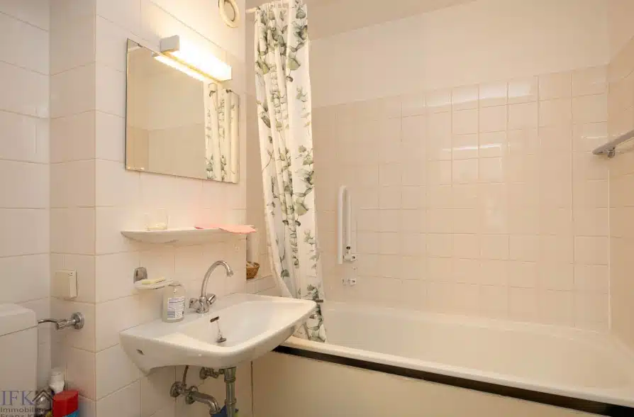 Ruhiges Appartment mit Südbalkon! Frei zum Bezug! - Bad (43504)
