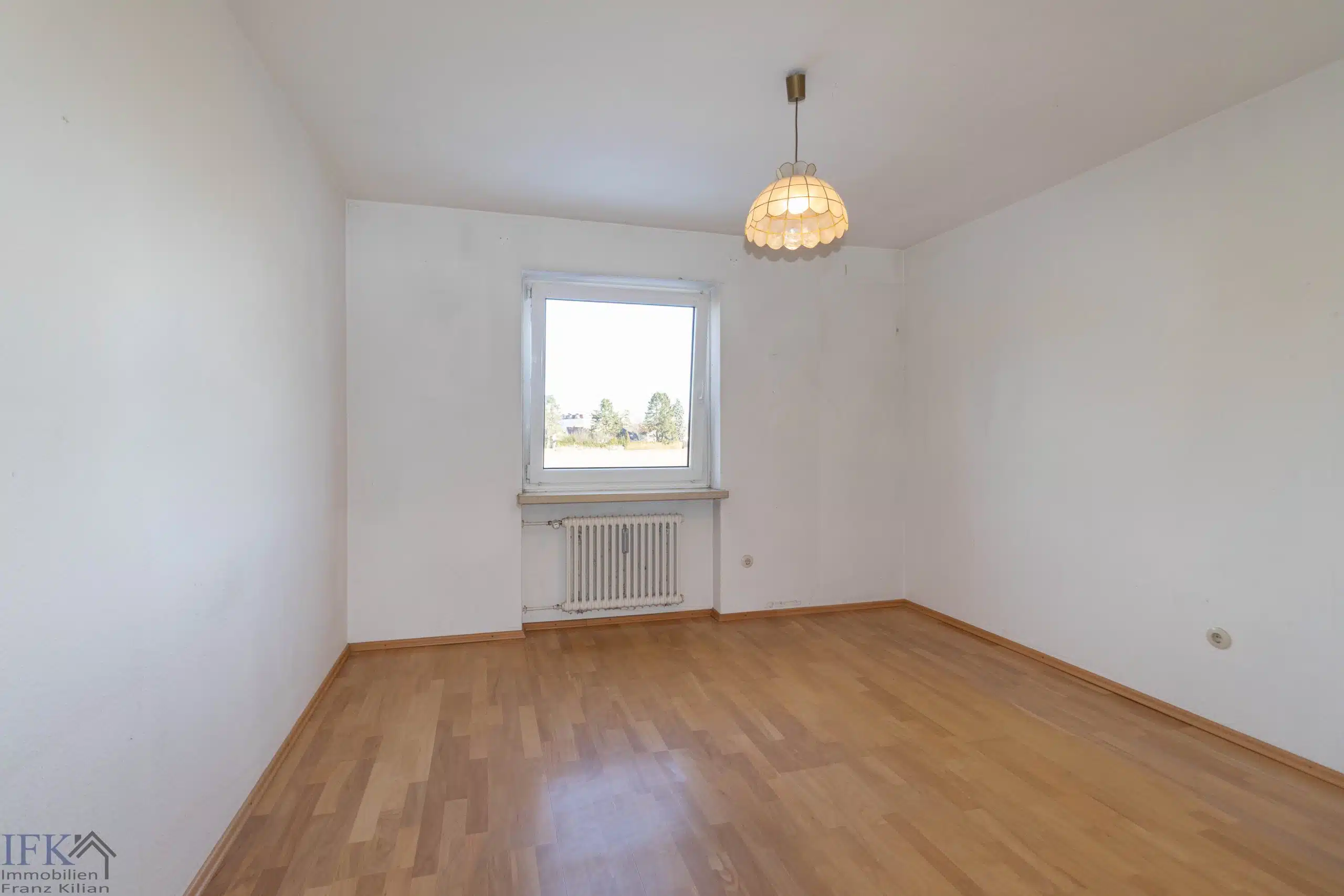 Schlafzimmer 2 - Charmante 3-Zimmer-Wohnung mit Südbalkon in Weilheim