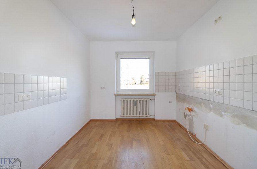 Charmante 3-Zimmer-Wohnung mit Südbalkon in Weilheim - Küche (37544)