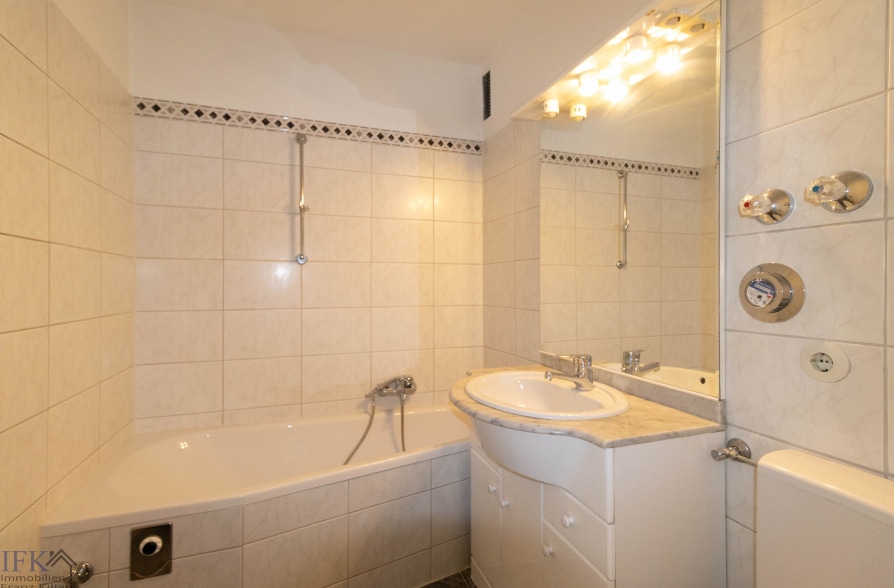 Charmante 3-Zimmer-Wohnung mit Südbalkon in Weilheim - Bad (37547)