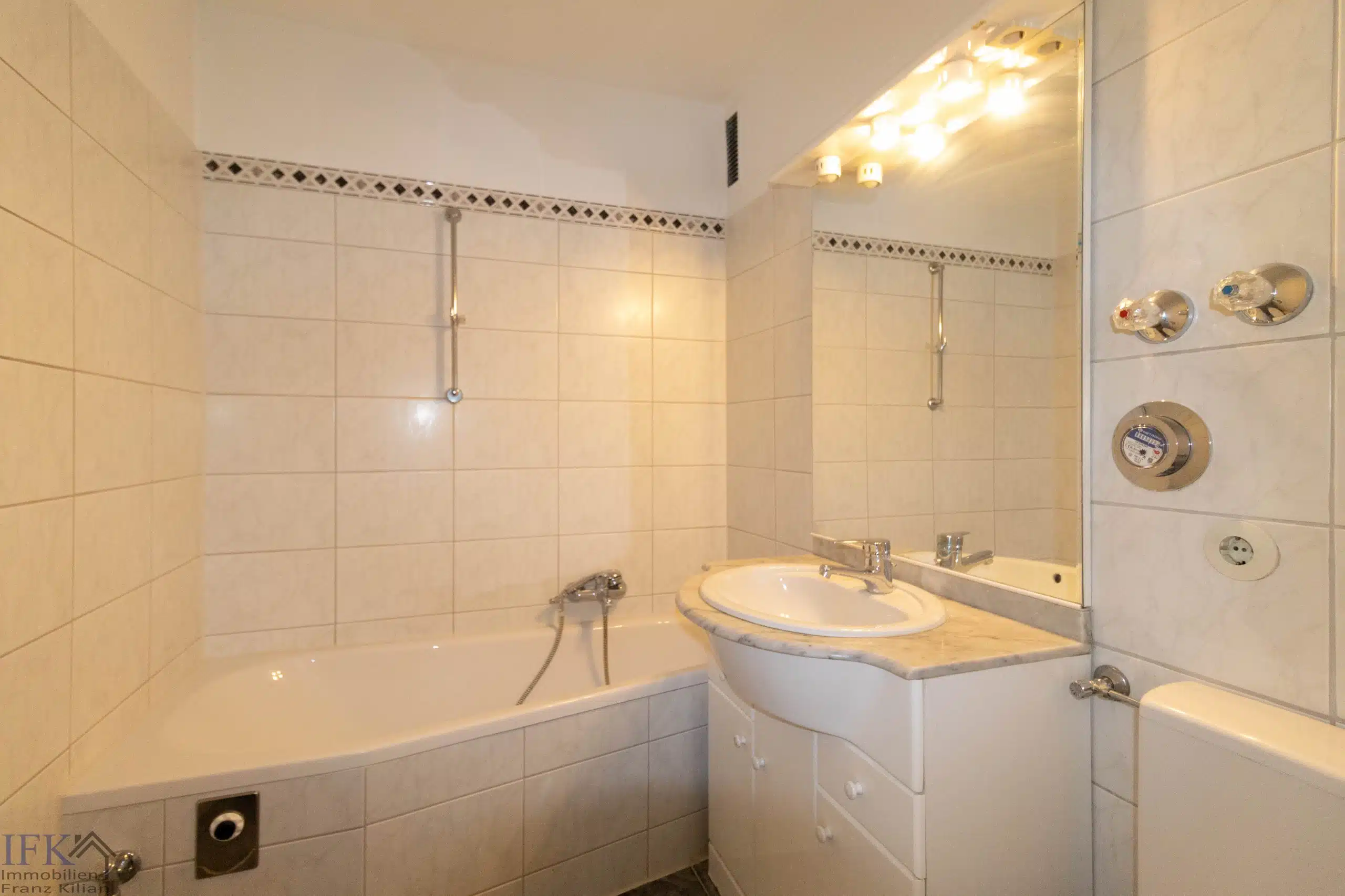 Bad - Charmante 3-Zimmer-Wohnung mit Südbalkon in Weilheim