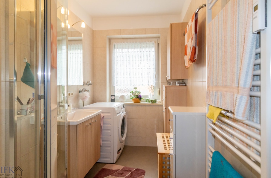 Sonnige 3-Zimmer-Wohnung mit Südbalkon in Weilheim - Bad (38759)