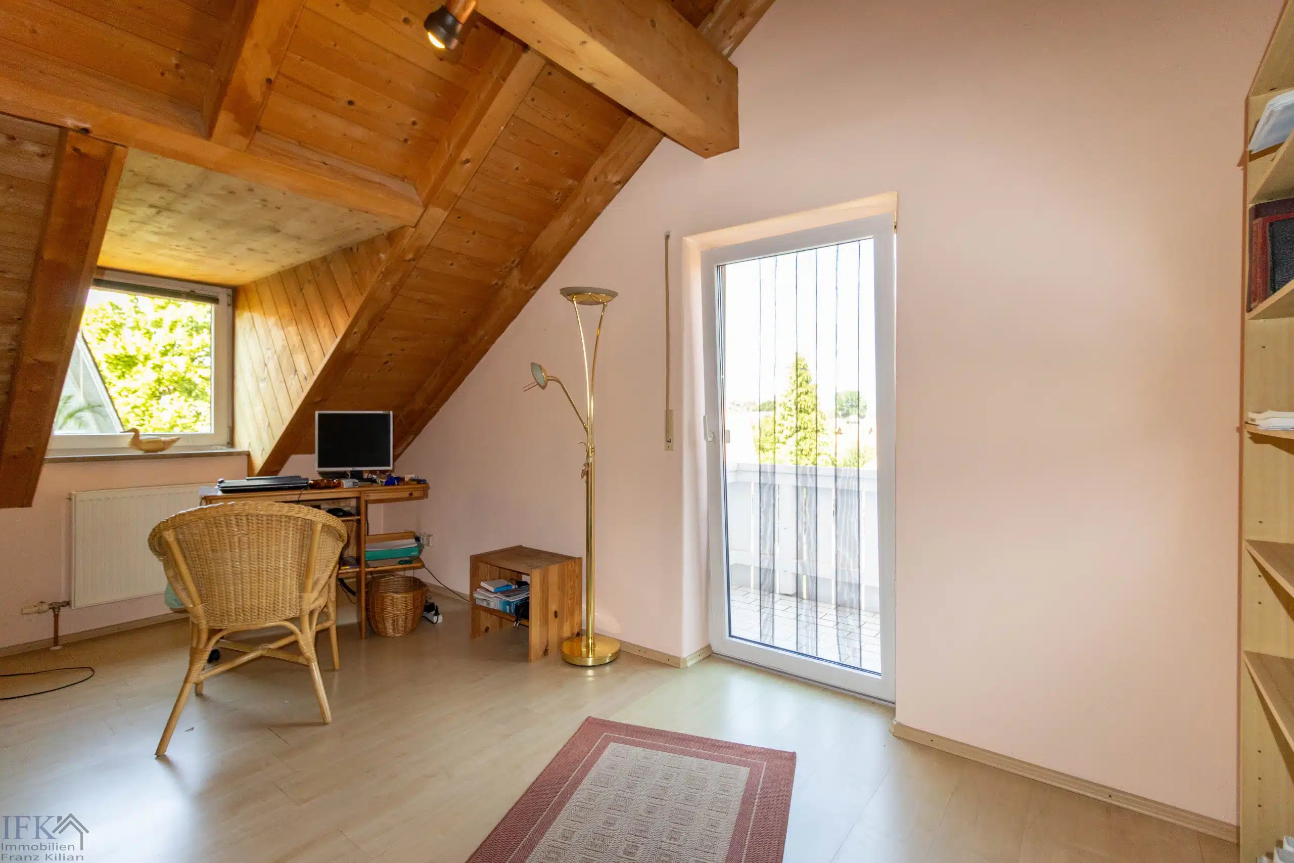 Schlafzimmer 1 DG - Große Doppelhaushälfte mit 5 Schlafzimmern in Weilheim