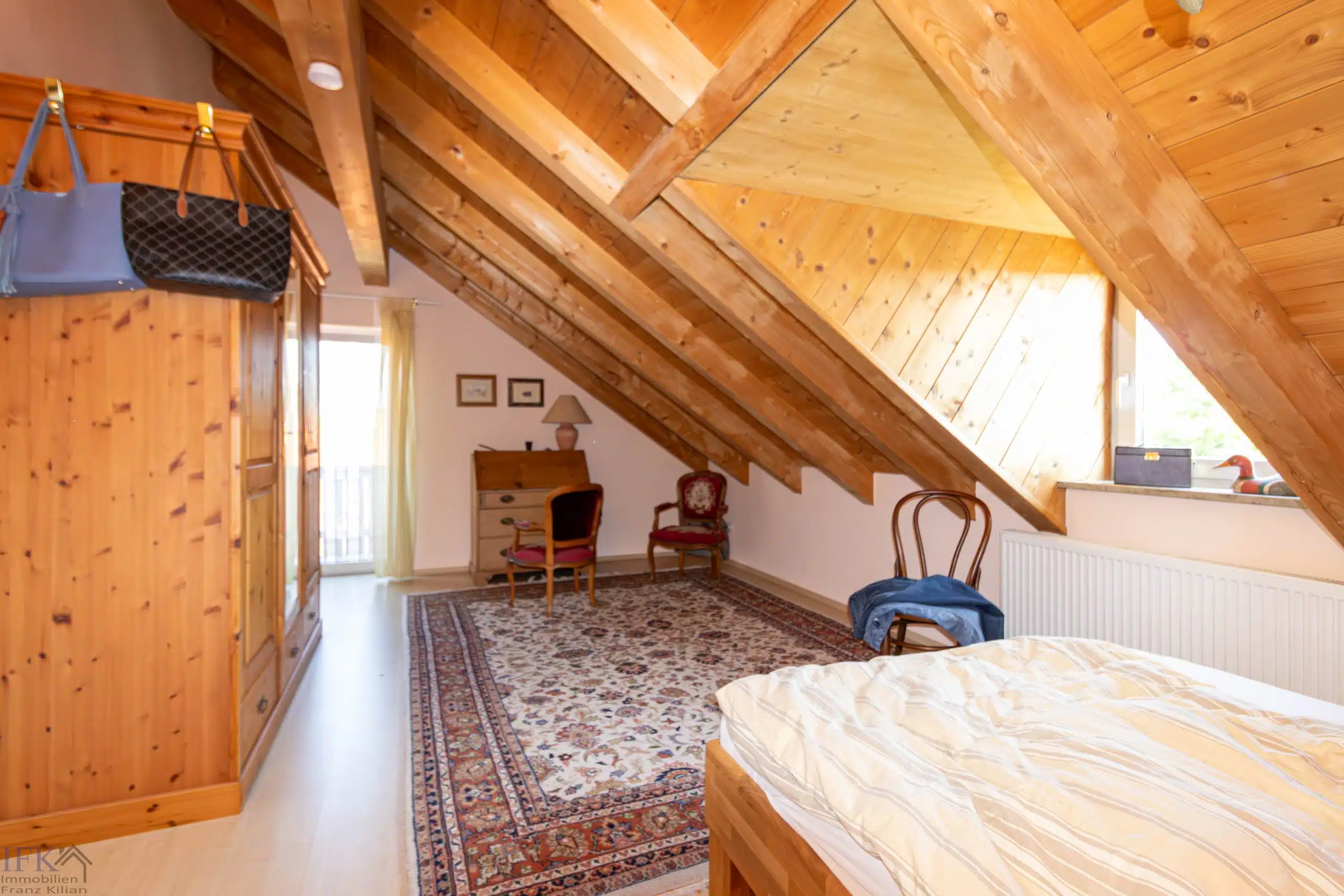 Schlafzimmer 2 DG - Große Doppelhaushälfte mit 5 Schlafzimmern in Weilheim