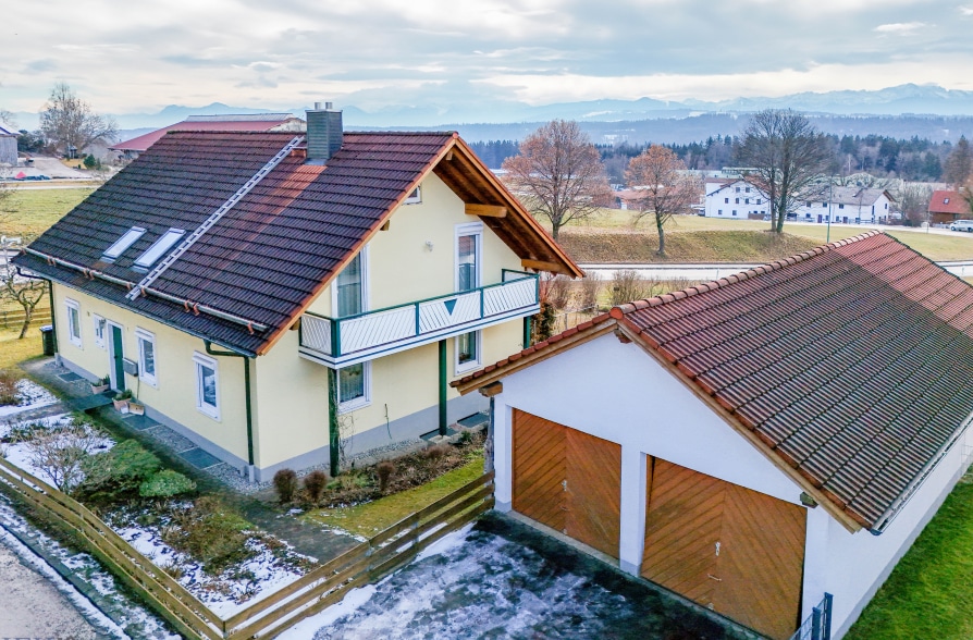 Hier brauchen Sie keinen TV! Zweifamilienhaus in Hohenpeißenberg mit Panoramablick!! - Straßenansicht (37837)