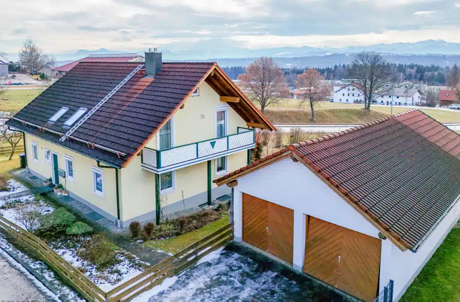 Hier brauchen Sie keinen TV! Zweifamilienhaus in Hohenpeißenberg mit Panoramablick!! - Straßenansicht (37837)