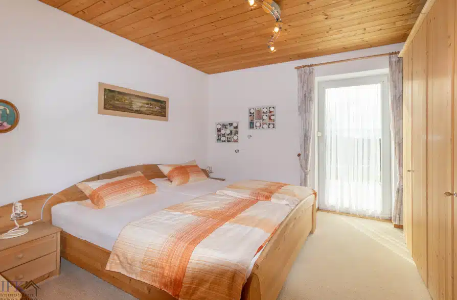 Hier brauchen Sie keinen TV! Zweifamilienhaus in Hohenpeißenberg mit Panoramablick!! - EG Schlafzimmer (37853)