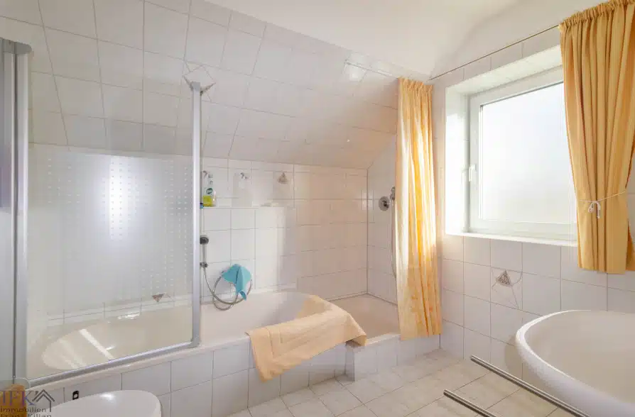 Hier brauchen Sie keinen TV! Zweifamilienhaus in Hohenpeißenberg mit Panoramablick!! - DG Bad (37860)