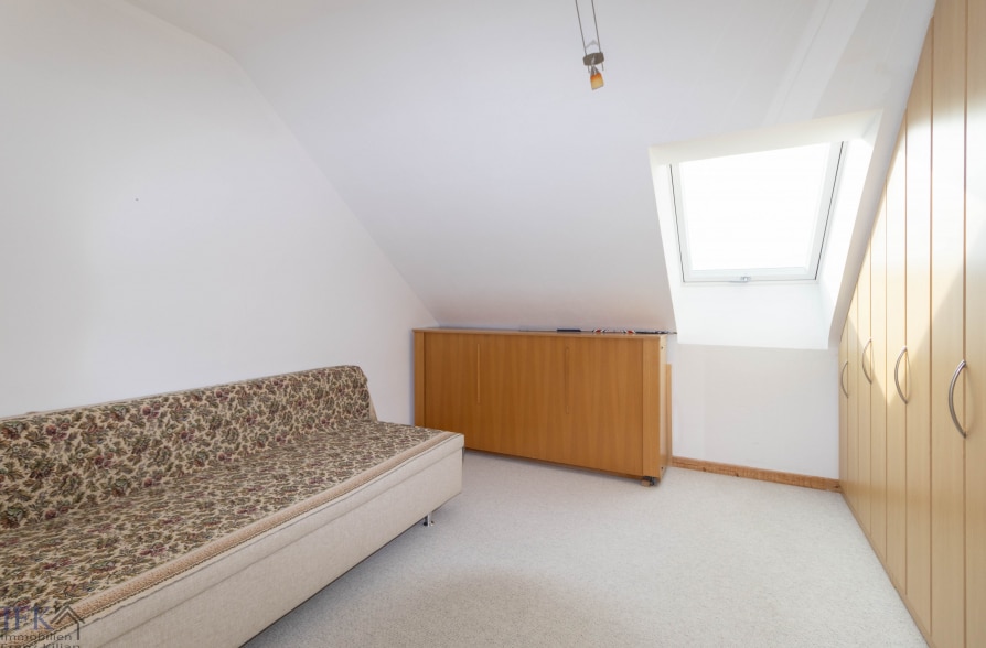 Hier brauchen Sie keinen TV! Zweifamilienhaus in Hohenpeißenberg mit Panoramablick!! - DG Schlafzimmer (37859)