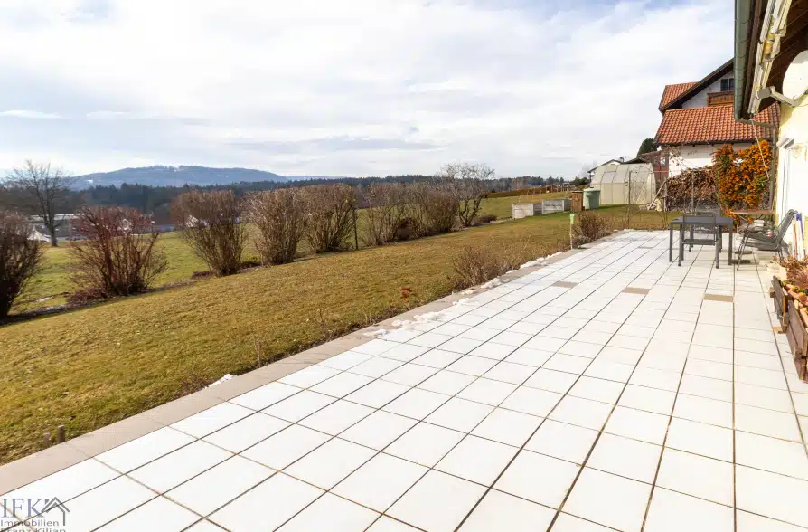 Hier brauchen Sie keinen TV! Zweifamilienhaus in Hohenpeißenberg mit Panoramablick!! - Terrasse (37844)