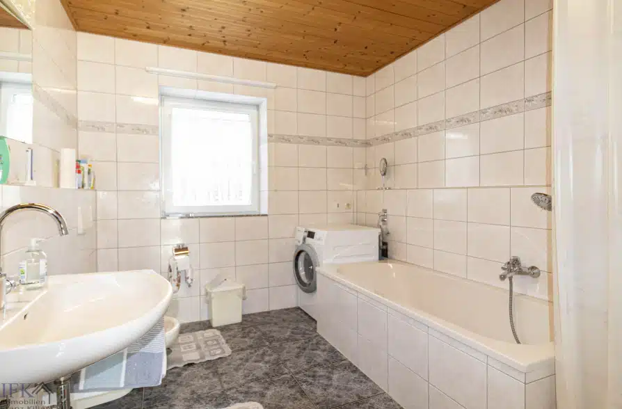 Hier brauchen Sie keinen TV! Zweifamilienhaus in Hohenpeißenberg mit Panoramablick!! - EG Bad (37849)