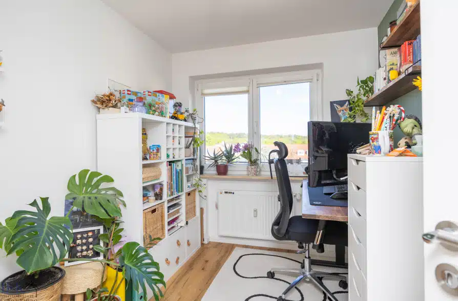 Über den Dächern von Weilheim! Umfassend renovierte 3-Zimmer-Wohnung mit 2 Balkonen - Büro (41646)