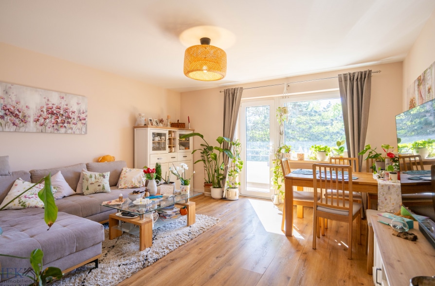 Über den Dächern von Weilheim! Umfassend renovierte 3-Zimmer-Wohnung mit 2 Balkonen - Wohnzimmer (42495)