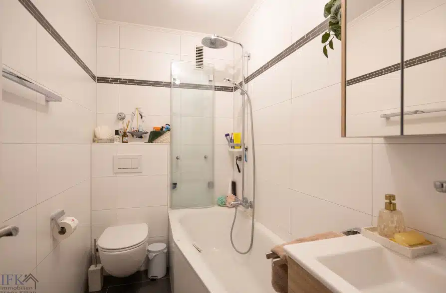 Über den Dächern von Weilheim! Umfassend renovierte 3-Zimmer-Wohnung mit 2 Balkonen - Bad (42500)