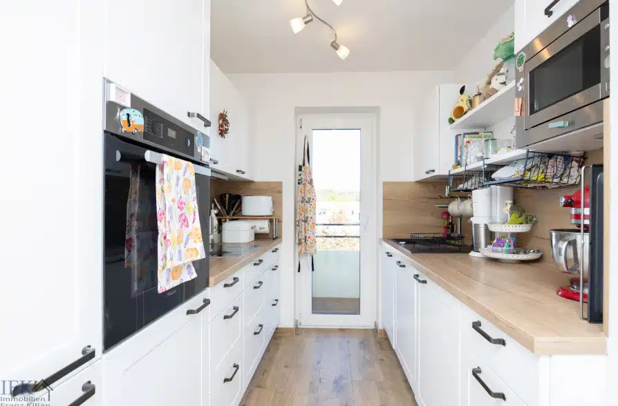 Über den Dächern von Weilheim! Umfassend renovierte 3-Zimmer-Wohnung mit 2 Balkonen - Küche (41644)