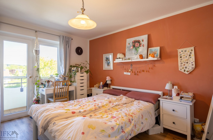 Über den Dächern von Weilheim! Umfassend renovierte 3-Zimmer-Wohnung mit 2 Balkonen - Schlafzimmer (42498)