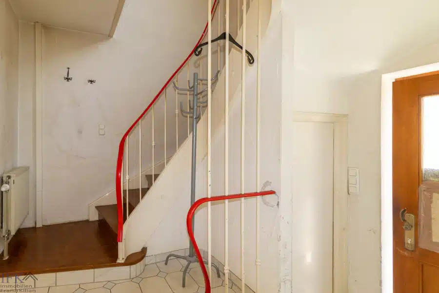 Treppenhaus und Eingang Haupthaus - Ein Stadthaus mit vielen Möglichkeiten von Weilheim!