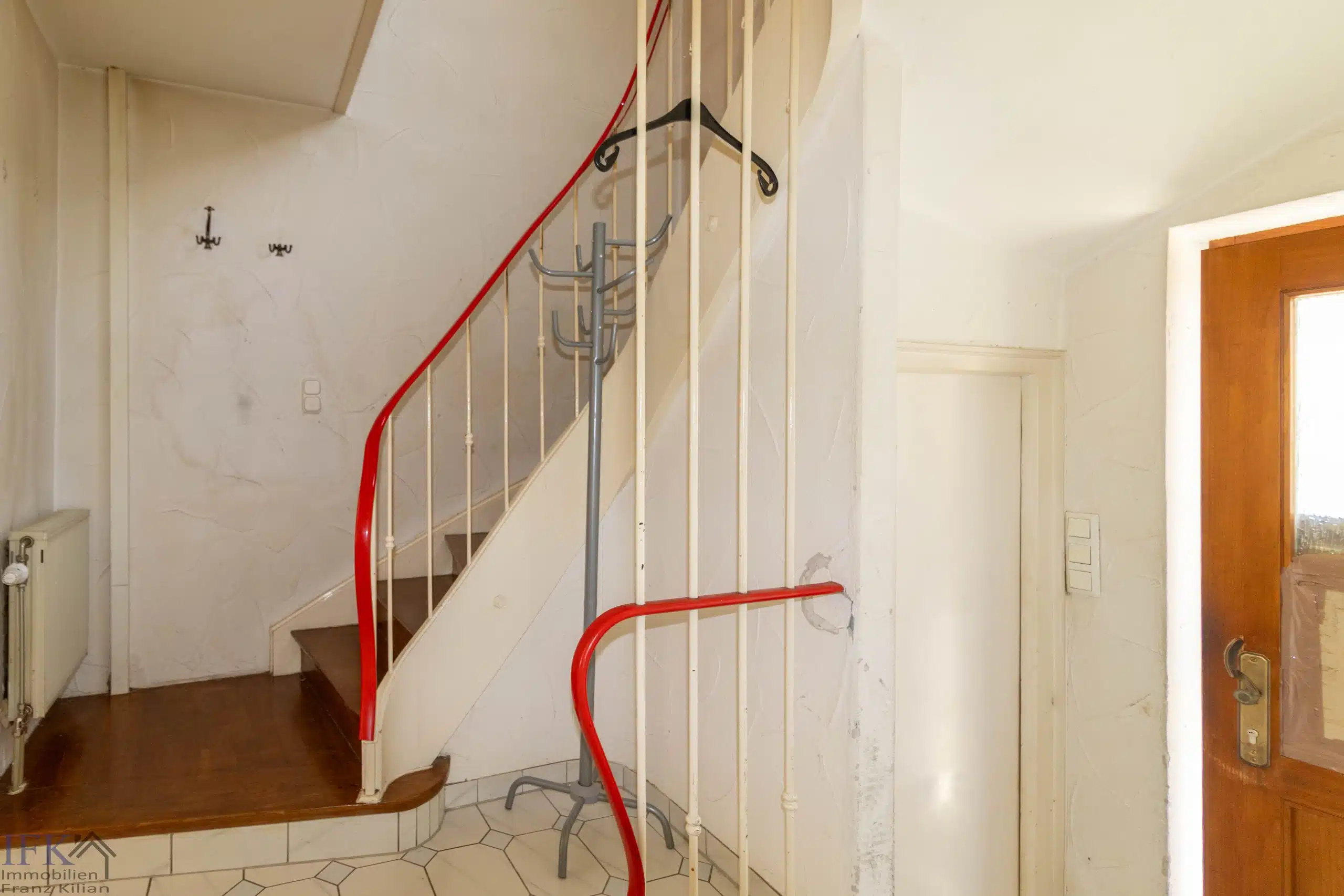 Treppenhaus und Eingang Haupthaus - Ein Stadthaus mit vielen Möglichkeiten von Weilheim!