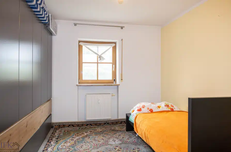 2-Zimmer-Erdgeschosswohnung mit Garten in zentraler Wohnlage in Weilheim - Schlafzimmer (43669)