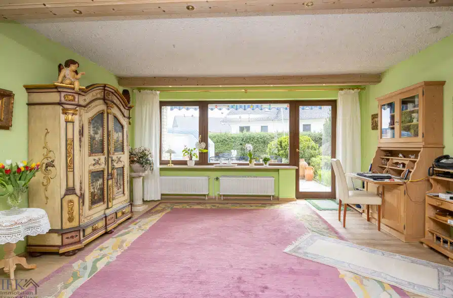 Bergblick, Bachlauf, Pool! Gepflegtes Einfamilienhaus in ruhiger Wohnlage in Wielenbach - Wohnbereich (41719)