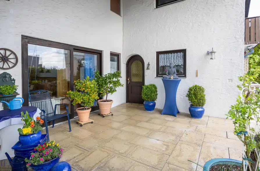 Bergblick, Bachlauf, Pool! Gepflegtes Einfamilienhaus in ruhiger Wohnlage in Wielenbach - Vorplatz (41710)