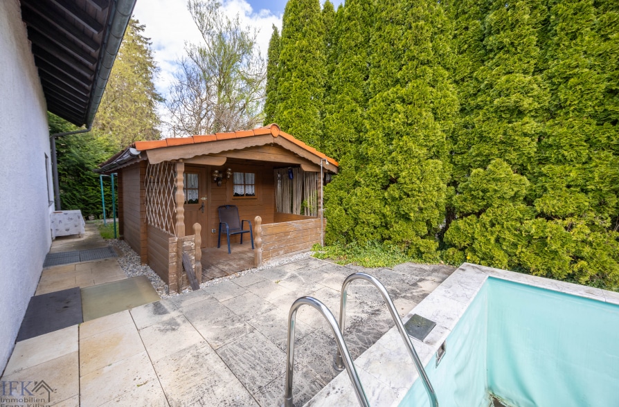 Bergblick, Bachlauf, Pool! Gepflegtes Einfamilienhaus in ruhiger Wohnlage in Wielenbach - Gartenhaus (41715)
