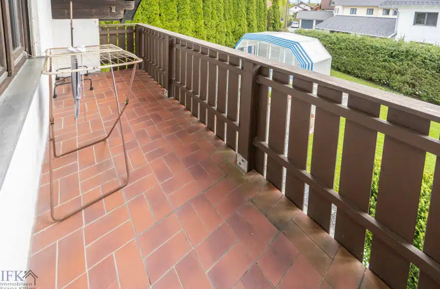 Bergblick, Bachlauf, Pool! Gepflegtes Einfamilienhaus in ruhiger Wohnlage in Wielenbach - Balkon (41725)