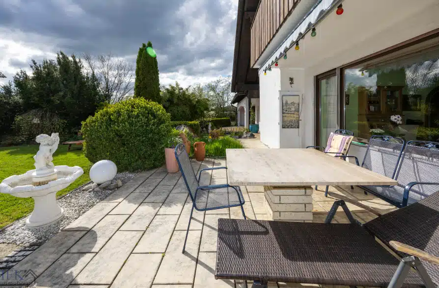 Bergblick, Bachlauf, Pool! Gepflegtes Einfamilienhaus in ruhiger Wohnlage in Wielenbach - Terrasse (41712)