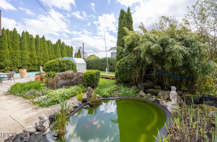 Bergblick, Bachlauf, Pool! Gepflegtes Einfamilienhaus in ruhiger Wohnlage in Wielenbach - Teich (41711)