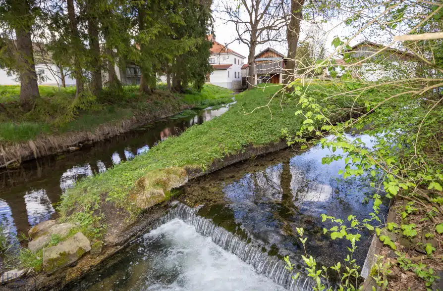 Bergblick, Bachlauf, Pool! Gepflegtes Einfamilienhaus in ruhiger Wohnlage in Wielenbach - Bach (41717)