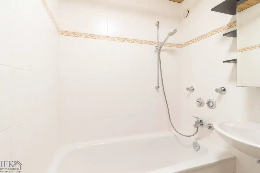 Bad - Sonnige 2-Zimmer-Dachgeschoßwohnung mit Panoramablick im Weilheimer Westen