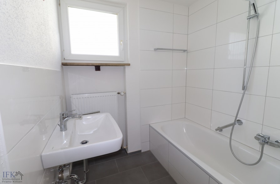 Frisch renovierte 4-Zimmer-Wohnung im Herzen von Weilheim - Bad (38738)