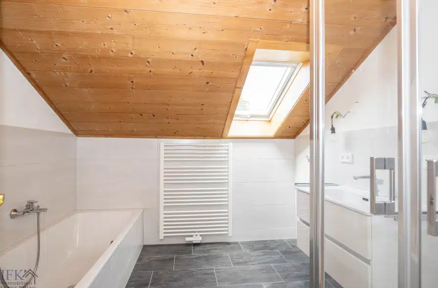 Sonnige 4-Zimmer-Wohnung in Zweifamilienhaus in Bernried am Starnberger See - Bad (42193)
