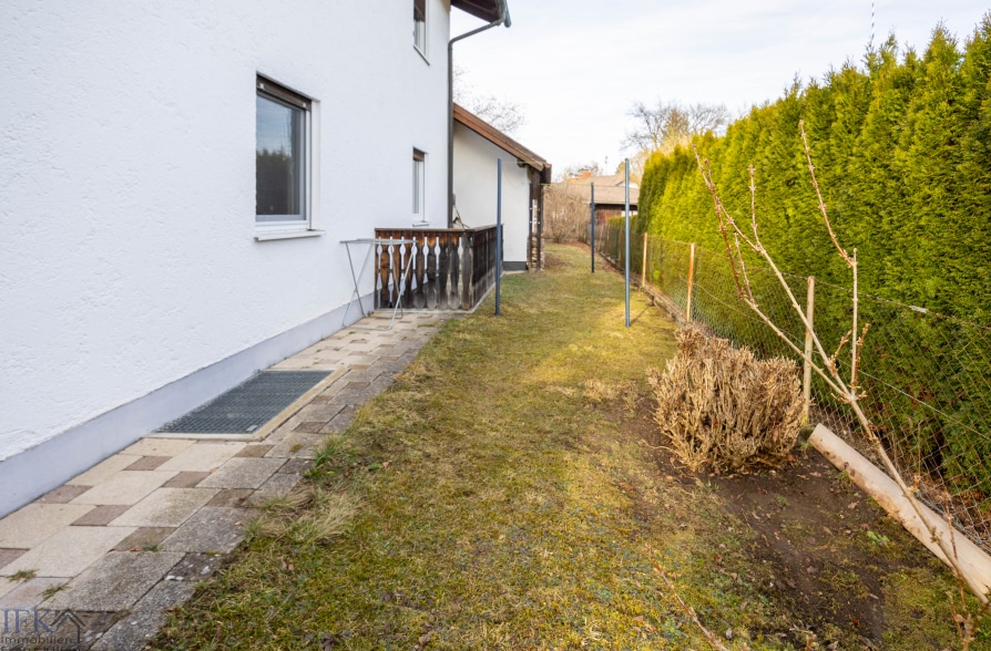 Charmantes Zweifamilienhaus in attraktiver Wohnlage in Seeshaupt - seitlicher Garten (42272)