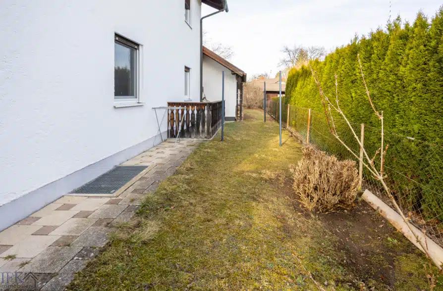 Charmantes Zweifamilienhaus in attraktiver Wohnlage in Seeshaupt - seitlicher Garten (42045)