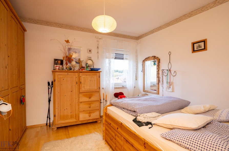 Charmantes Zweifamilienhaus in attraktiver Wohnlage in Seeshaupt - OG Schlafzimmer 1 (42295)