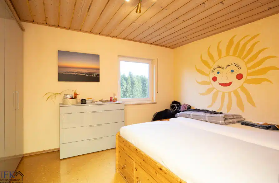 Charmantes Zweifamilienhaus in attraktiver Wohnlage in Seeshaupt - EG Schlafzimmer 1 (42053)