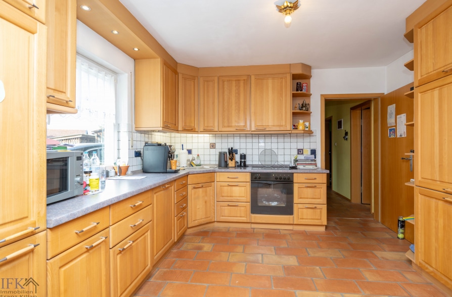 Charmantes Zweifamilienhaus in attraktiver Wohnlage in Seeshaupt - EG Küche (42278)