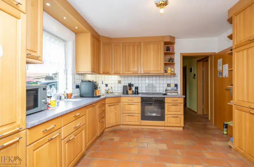 Charmantes Zweifamilienhaus in attraktiver Wohnlage in Seeshaupt - EG Küche (42049)