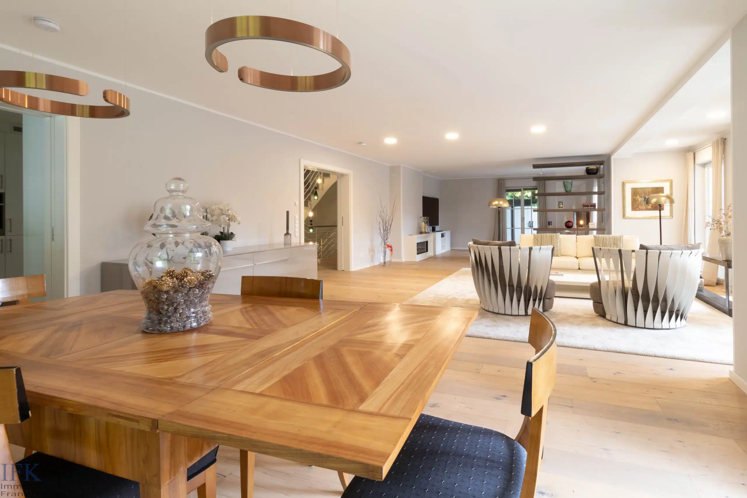 Essbereich - Provisionsfreier Verkauf! Elegante Luxusvilla mit Traumausstattung am Grünwalder Forst!