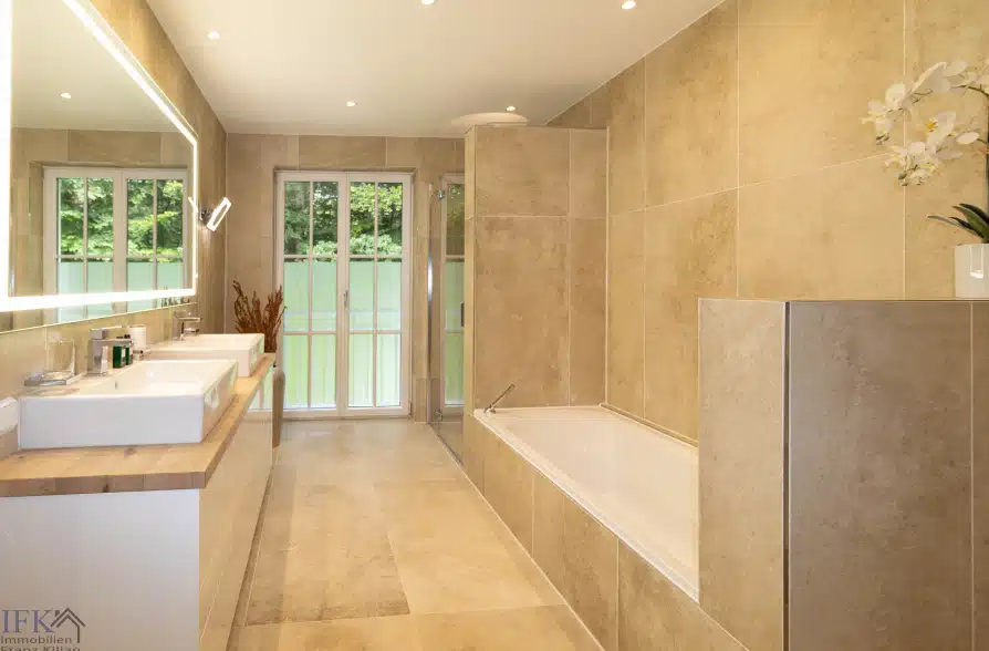 Provisionsfreier Verkauf! Elegante Luxusvilla mit Traumausstattung am Grünwalder Forst! - Bad OG (36452)