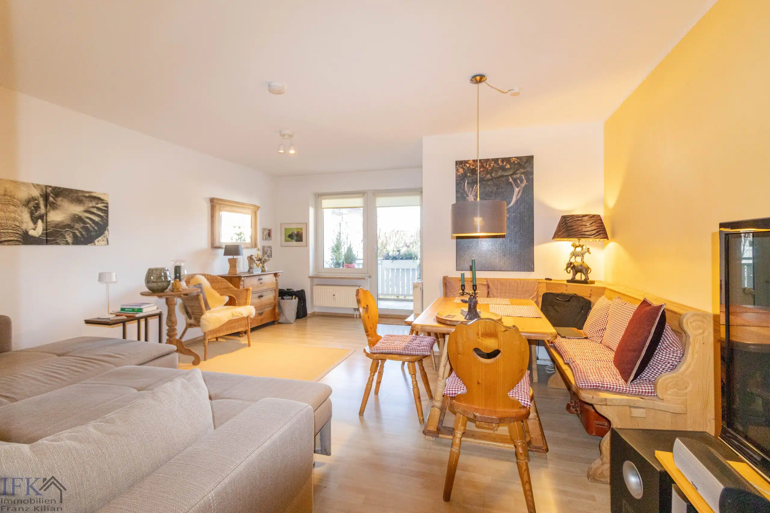 Wohnbereich - Klein aber Mein! Sonniges Appartment mit Balkon und Einbauküche in Weilheim!