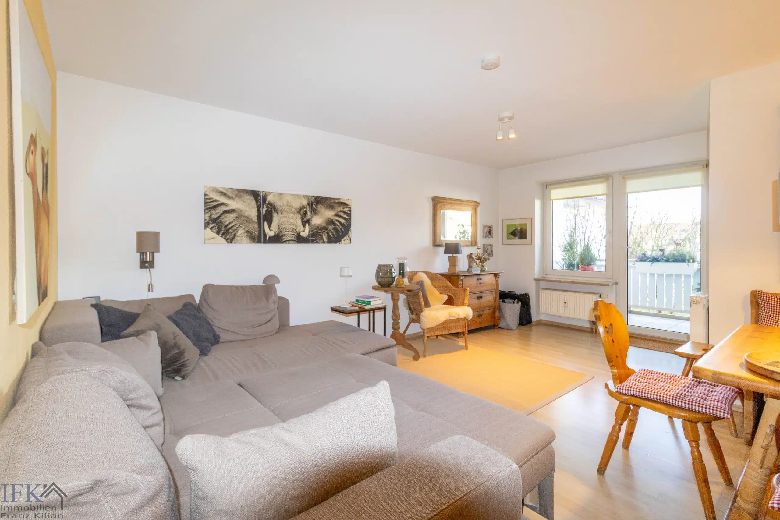 Wohnbereich - Klein aber Mein! Sonniges Appartment mit Balkon und Einbauküche in Weilheim!