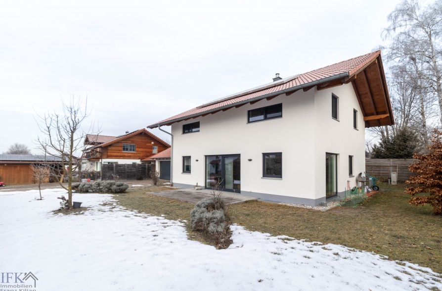 Neuwertiges KFW-55 Einfamilienhaus auf traumhaftem Grundstück in Eberfing - Außenansicht (37275)