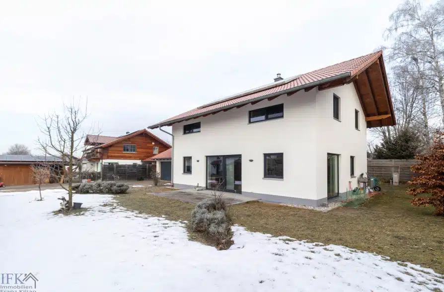 Neuwertiges KFW-55 Einfamilienhaus auf traumhaftem Grundstück in Eberfing - Außenansicht (37275)