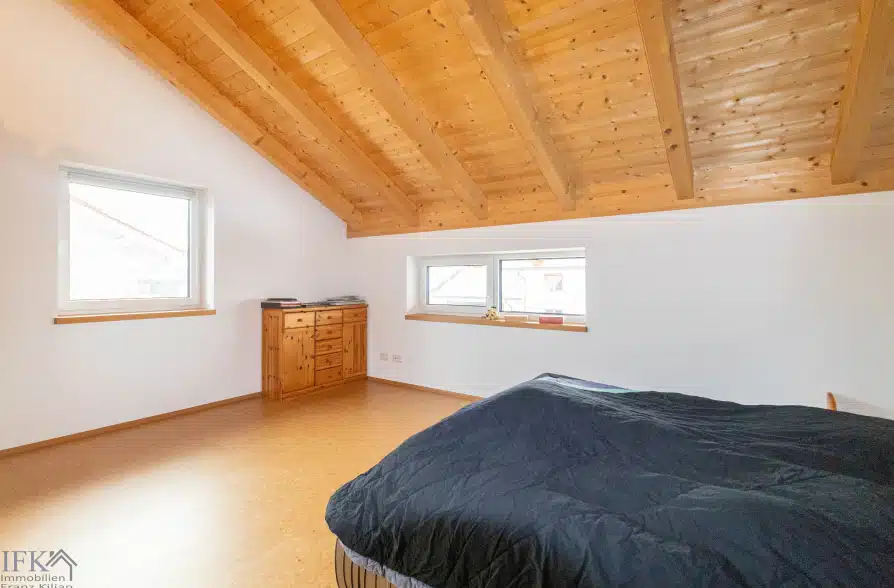 Neuwertiges KFW-55 Einfamilienhaus auf traumhaftem Grundstück in Eberfing - Schlafzimmer 1 (37289)