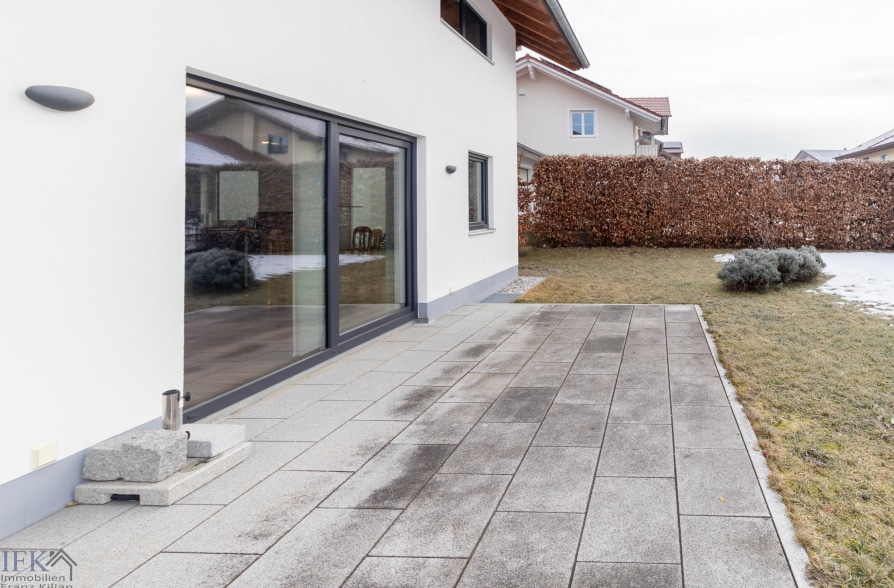 Neuwertiges KFW-55 Einfamilienhaus auf traumhaftem Grundstück in Eberfing - Terrasse (37277)