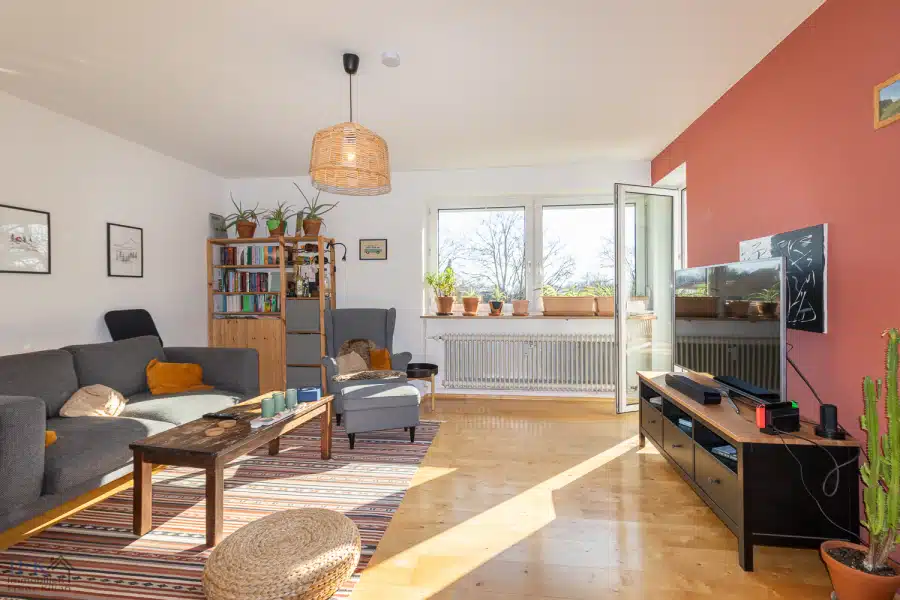 Wohnzimmer - Beziehbare 3-Zimmer-Wohnung mit Süd-Balkon in Weilheim