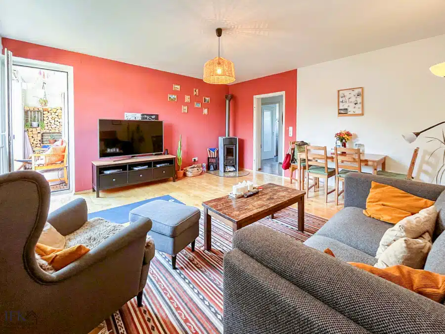 Wohnzimmer - Beziehbare 3-Zimmer-Wohnung mit Süd-Balkon in Weilheim