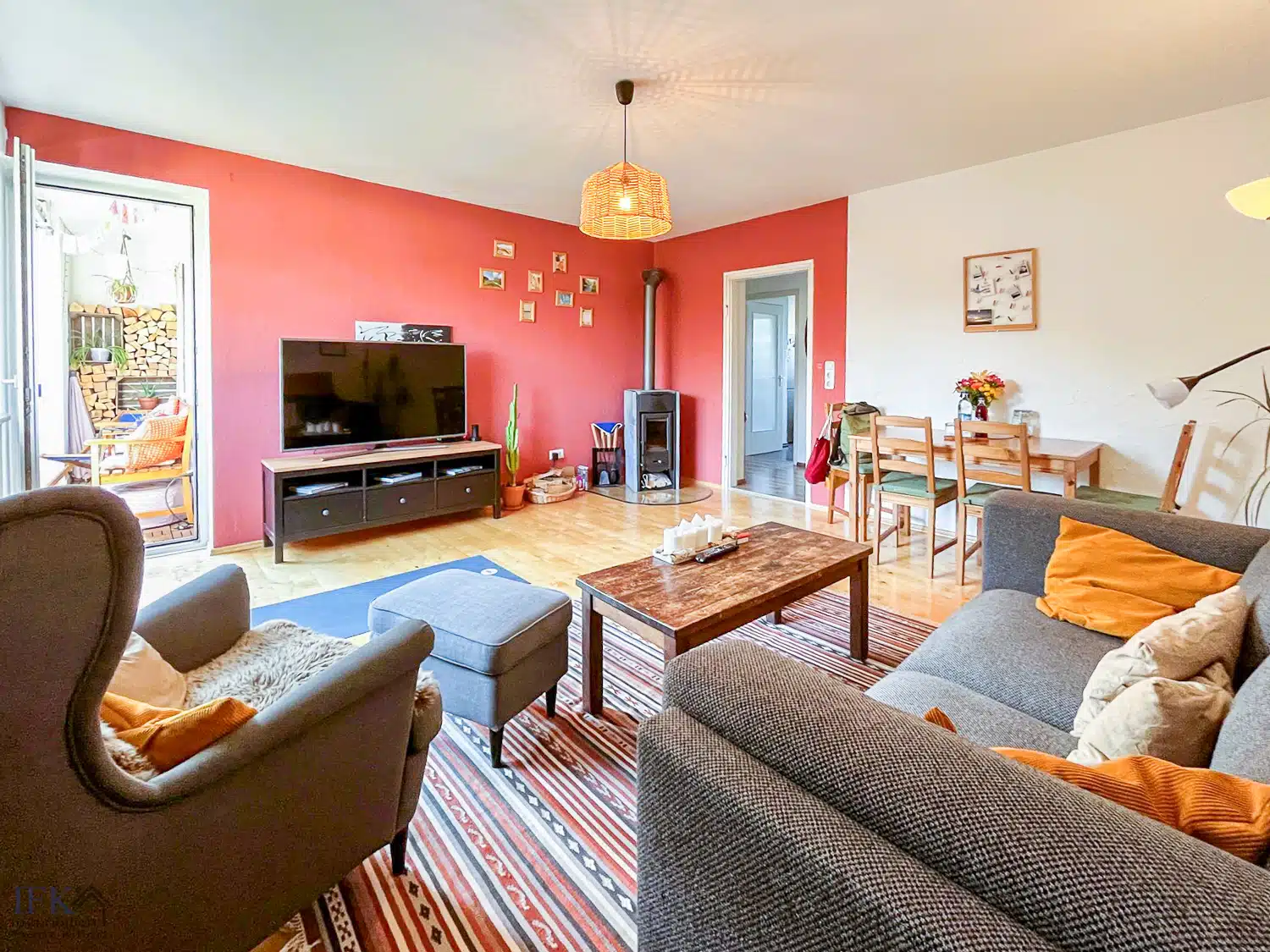 Wohnzimmer - Beziehbare 3-Zimmer-Wohnung mit Süd-Balkon in Weilheim